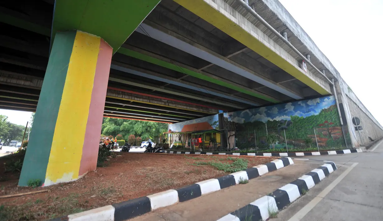 Petugas PPSU Kelurahan Joglo menyelesaikan pembangunan Taman Betawi di kolong Tol JORR W-2 Joglo, Jakarta Barat, Minggu (17/11/2019). Pembangunan Taman Betawi di kolong Tol JORR W-2 Joglo bertujuan agar lokasi tersebut menjadi sarana rekreasi warga sekitar. (merdeka.com/Iqbal Nugroho)
