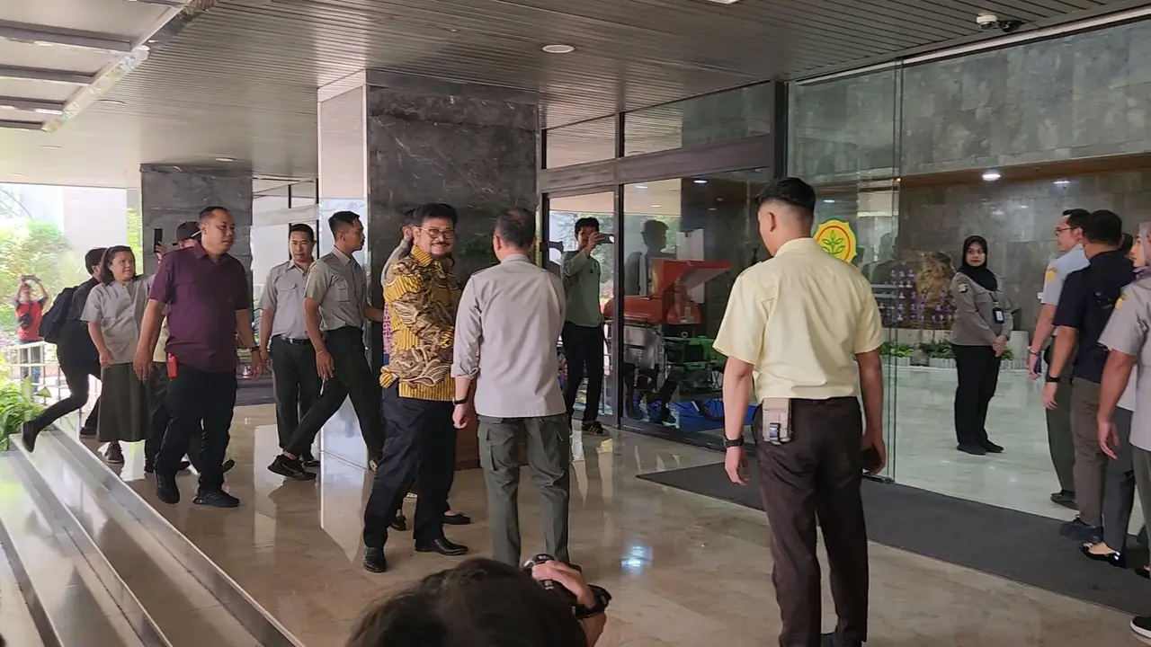 Menteri Pertanian (Mentan) Syahrul Yasin Limpo (SYL) mendatangi kantornya di Kementerian Pertanian hari ini, Kamis, (5/10/2023).