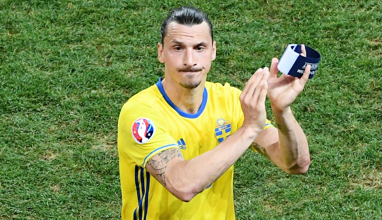 Zlatan Ibrahimovic - Bomber veteran Rossoneri itu gagal membela Swedia di Piala Eropa. Cedera lutut yang dialami Zlatan Ibrahimovic saat AC Milan melawan Juventus membuatnya absen dari perhelatan akbar di benua biru. (AFP/Vincenzo Pinto)