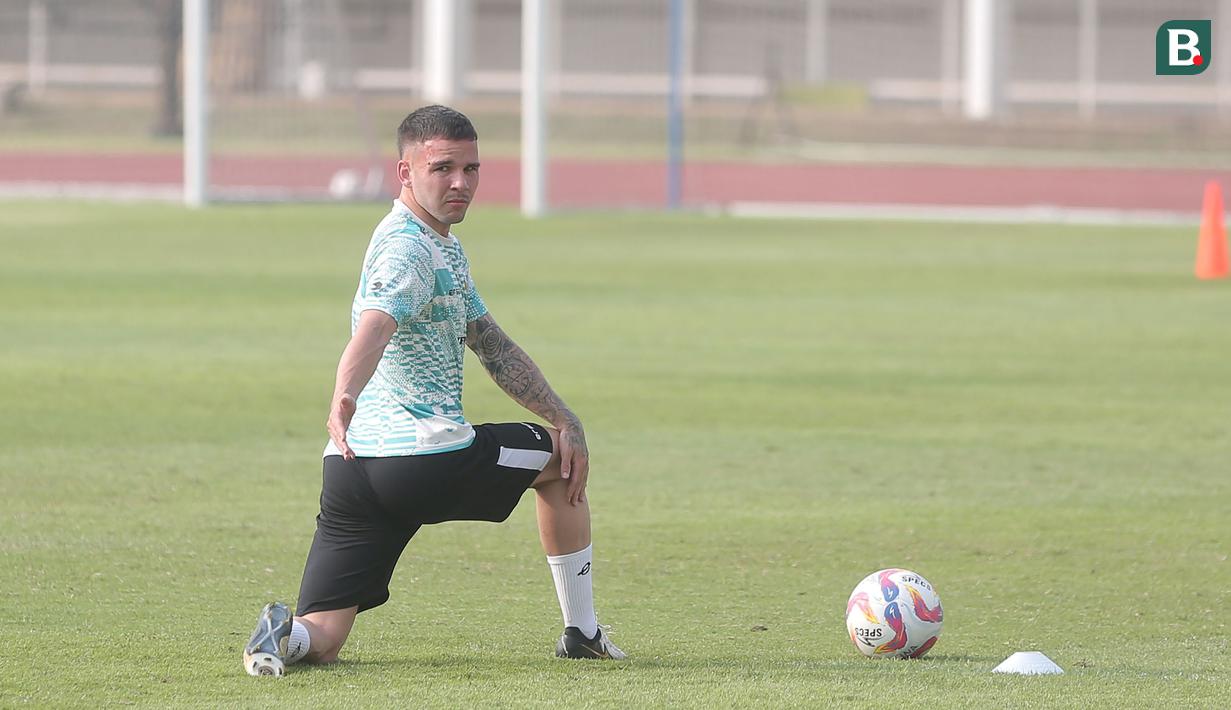 <p>Calon pemain naturalisasi Timnas Indonesia, Calvin Verdonk melakukan peregangan saat mengikuti sesi latihan Timnas Indonesia di Stadion Madya, Gelora Bung Karno, Senayan, Jakarta, Jumat (31/5/2024) pagi WIB. (Bola.com/M Iqbal Ichsan)</p>