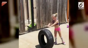Melakukan olahraga yang biasa dilakukan oleh orang dewasa, gadis kecil ini sangat berani dan percaya diri.