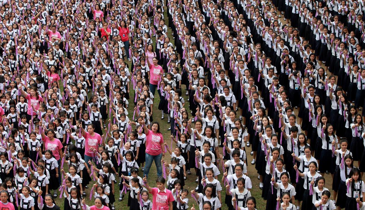 Pelajar dan Mahasiswa merayakan Hari Valentine dengan menggelar tari massal bertajuk "One Billion Rising" di Manila, Filipina, Selasa (14/2). Kegiatan tersebut sebagai kampanye 'Tolak Kekerasan Terhadap Perempuan dan Anak'. (AP Photo / Bullit Marquez) 
