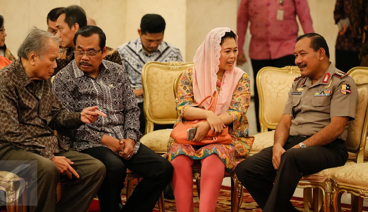 Kapolri Jenderal Pol Badrodin Haiti (kanan) berbincang dengan putri alm Gus Dur, Yenny Wahid saat menghadiri acara peringatan Hari Hak Asasi Manusia (HAM) di Istana Negara, Jakarta, Jumat (11/12). (Liputan6.com/Faizal Fanani)