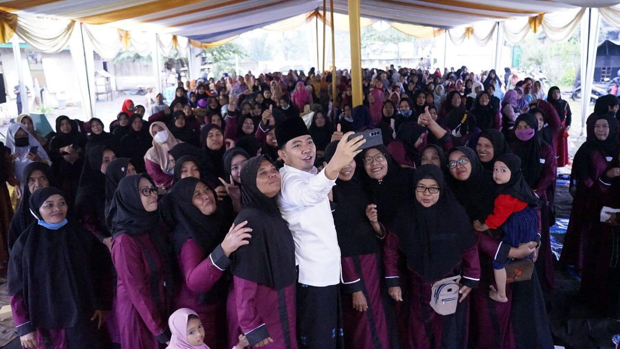 Gus Fawait memberikan penguatan dan semangat kepada emak-emak dalam Apel Sholawat Kebangsaan LSN di Jember. (Istimewa).