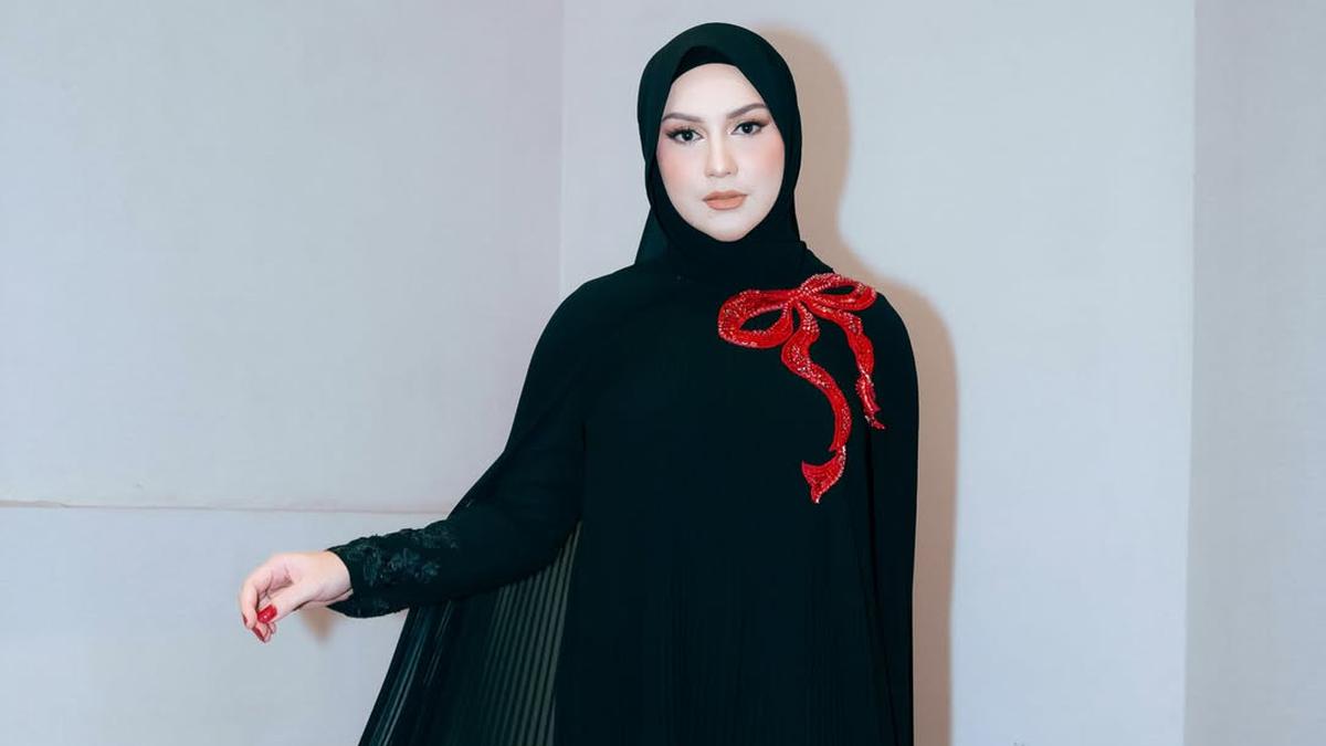 Debut Irish Bella Jadi Produser Eksekutif, Tampil Glamor dengan Gaun Hitam di Gala Premiere