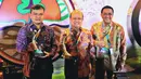 Direktur Utama PT Pupuk Kaltim Bakir Pasaman (tengah) berfoto bersama Direktur Produksi PT Pupuk Sriwidjaja Filius Yuliandi dan GM Produksi PT Pupuk Kujang Ariffianto, usai menerima penghargaan PROPER di Jakarta, Kamis (27/12).(Liputan6.com/HO/Ines)