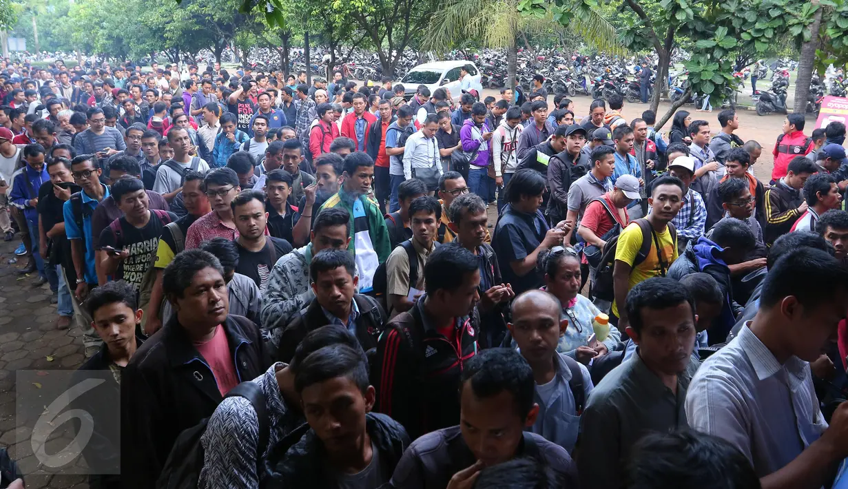 Ribuan orang mengantri untuk mendaftarkan diri mereka untuk menjadi pengemudi Uber di Jakarta, Selasa (24/5). Uber Indonesia membuka lowongan menjadi driver Uber Motor dengan target 10.000 pengemudi. (Liputan6.com/Angga Yuniar)