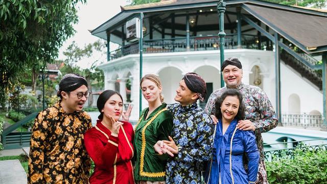 7 Potret Randy Pangalila dan Istri Bulenya dalam Balutan Adat Jawa