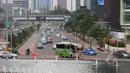 Sejumlah kendaraan saat melintas di kawasan Bundaran HI, Jakarta, Jumat (3/4/2015).  Kondisi jalanan lengang disebabkan libur panjang yang bertepatan libur paskah dan banyaknya masyarakat Jakarta yang berlibur ke luar kota. (Liputan6.com/Herman Zakharia)