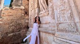 Sebagai negara yang memiliki banyak destinasi wisata alam, Turki juga memiliki kawasan wisata historis seperti Kota Kuno Ephesus. Jalan-jalan di Kota Kuno akan menemukan berbagai bangunan bersejarah yang menarik untuk menjadi spot foto. (Liputan6.com/IG/@tamarableszynskiofficial)