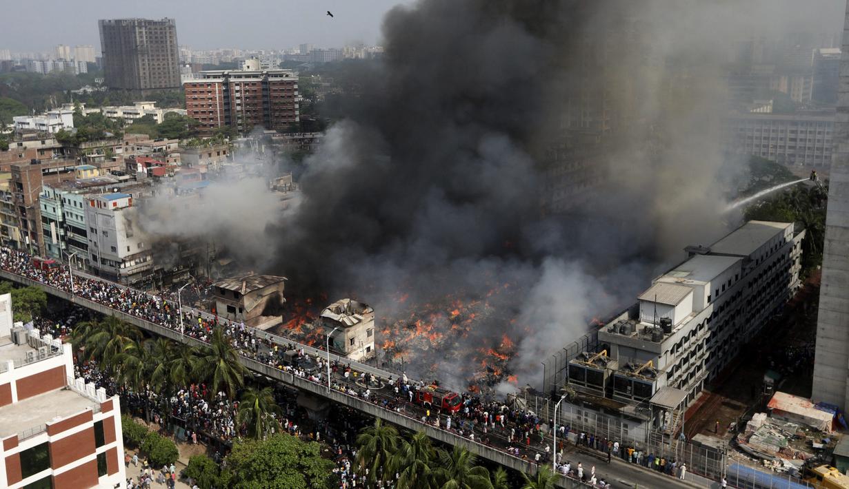 Kebakaran berkobar di pasar populer pakaian di ibu kota Bangladesh, Dhaka, Bangladesh, Selasa, 4 April 2023. (AP/Mahmud Hossain Opu)