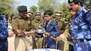 Harshwardhan Zala (14) menjelaskan drone buatannya kepada Pasukan Kepolisian Cadangan Pusat (CRPF) di kamp Rapid Action Force, Ahmedabad, India, 15 Januari 2017. Drone ciptaan Harshwardhan ini kini digunakan oleh aparat keamanan India. (Sam Panthaky/AFP)