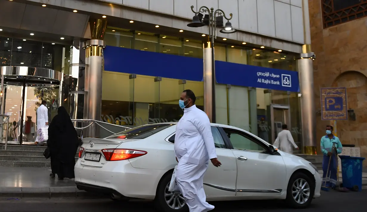 Orang-orang memasuki gedung di kota Jeddah, Arab Saudi pada Rabu (11/11/2020). Ledakan terjadi di sebuah pemakaman di Jeddah, ketika para pejabat Amerika dan Eropa tengah memperingati akhir Perang Dunia I. (AFP)