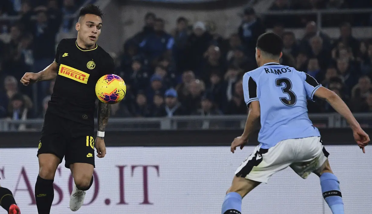 Penyerang Inter Milan, Lautaro Martinez mengontrol bola dari kawalan bek Lazio, Ramos pada pertandingan lanjutan Liga Serie A Italia di stadion Olimpiade Roma, Minggu, (16/2/2020). Lazio menang 2-1 atas Inter Milan.  (Alfredo Falcone/LaPresse via AP)