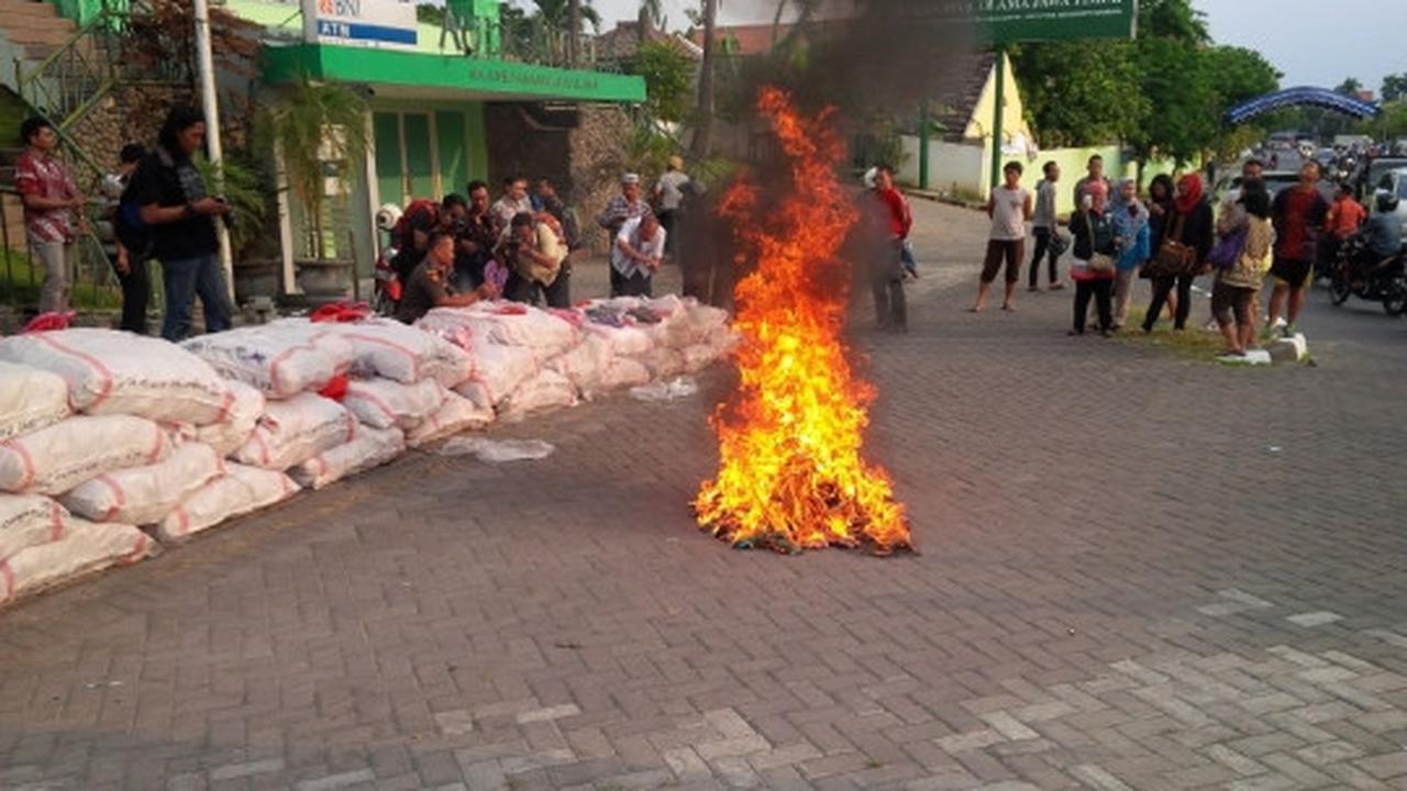 Ini wujud sandal berlafaz Allah bikin heboh warga Surabaya