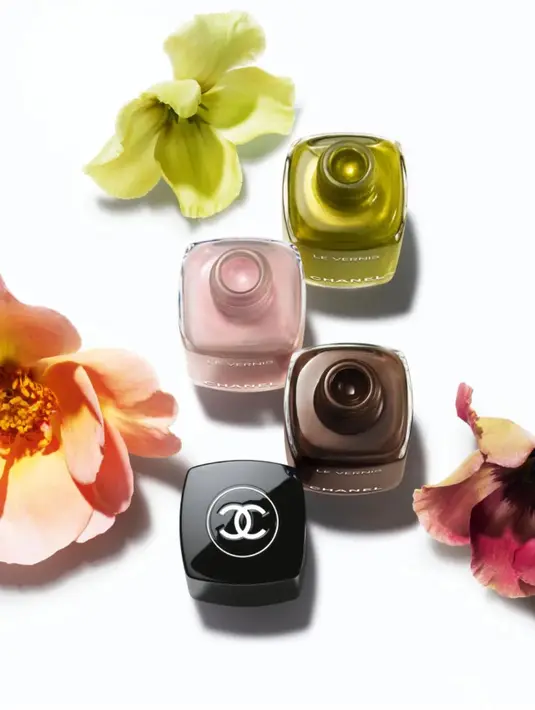 Maksimalkan keseluruhan tampilan dengan memperindah juga area jari jemari. Shade eksklusif LE VERNIS, terinspirasi dari alam semesta yang menakjubkan. 3 rona baru yang mengajak Anda tampil lebih menawan. [ Foto dok Chanel ]