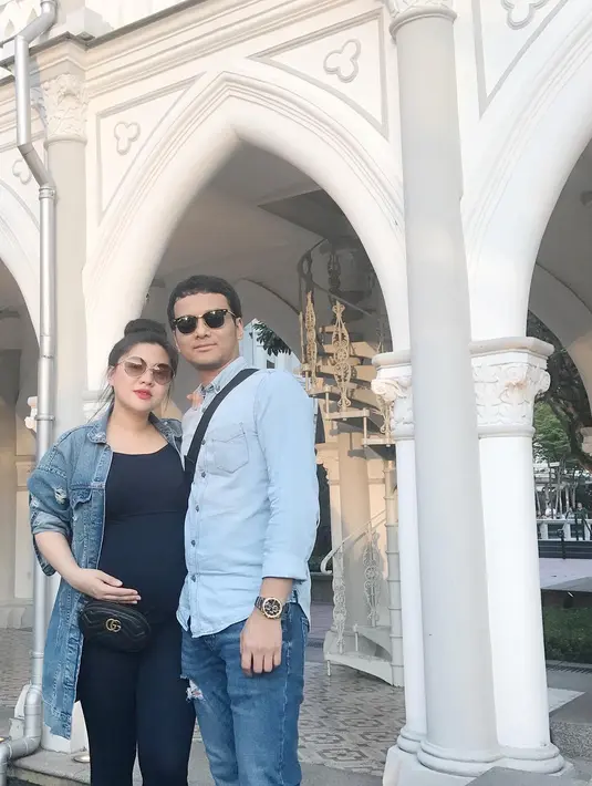 “Insyaallah dua tahun. Kebetulan juga terus dapet dari dokter laktasi ya dan juga dapat cara-caranya, sementara masih akan ASI. Masih sama-sama belajar,” Vicky Shu menuturkan.  (Instagram/vickyshu)