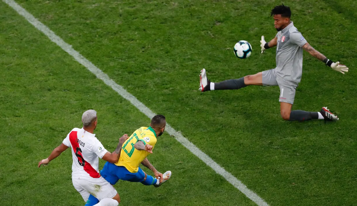 Kiper Peru Pedro Gallese gagal memblok tendangan pemain Brasil Dani Alves saat bertanding dalam laga Grup A Copa America di Arena Corinthians, Sao Paulo, Brasil, Sabtu (22/6/2019). Brasil lolos ke babak perempat final usai membantai Peru 5-0. (AP Photo/Nelson Antoine)