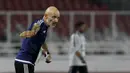 Pelatih Uni Emirat Arab (UEA), Ludovic Batelli, memberikan arahan kepada anak asuhnya saat melawan Indonesia pada laga AFC di SUGBK, Jakarta, Rabu (24/10/2018). Indonesia menang 1-0 atas UEA. (Bola.com/M Iqbal Ichsan)