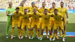 Para pemain starting XI Timnas Rumania berfoto bersama jelang dimulainya laga Grup E Euro 2024 menghadapi Timnas Ukraina di Allianz Arena, Munchen, Jerman, Senin (17/6/2024). (AP Photo/Matthias Schrader)