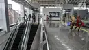 Penumpang kereta Commuter Line membeli tiket di loket yang kini berada di lantai atas Stasiun Jatinegara, Jakarta, Rabu (16/12/2020). Revitalisasi Stasiun Jatinegara berada di atas lahan 3.600 meter persegi. (merdeka.com/Iqbal S. Nugroho)