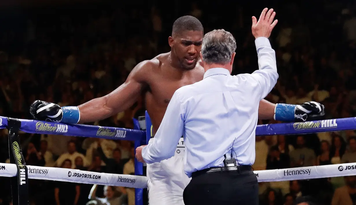 Anthony Joshua berdiri di sudut ring saat wasit menghentikan pertandingannya dengan Andy Ruiz pada ronde ketujuh pertandingan tinju di Madison Square Garden, New York, Amerika Serikat, Minggu (2/6/2019). Ruiz menang KO di ronde ketujuh. (AP Photo/Frank Franklin II)
