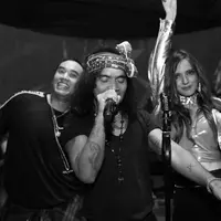 Nia Ramadhani bersama suami dan Slank (Instagram/ramadhaniabakrie)