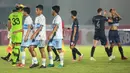 Para pemain Persela Lamongan tampak lesu usai ditaklukkan Arema FC 0-3 dalam laga pekan ke-6 BRI Liga 1 2021/2022 di Stadion Madya, Jakarta, Minggu (3/9/2021). (Bola.com/M Iqbal Ichsan)