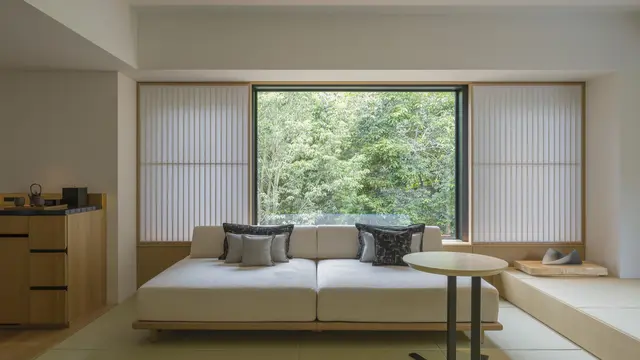 Hotel ini memadukan arsitektur tradisional Jepang dengan keanggunan modern