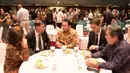 Sejumlah tokoh berbincang-bincang pada acara jamuan makan malam jelang Kejuaraan Dunia BWF 2015 di Balai Kota, Jakarta, Sabtu (8/8/2015). (Bola.com/Vitalis Yogi Trisna