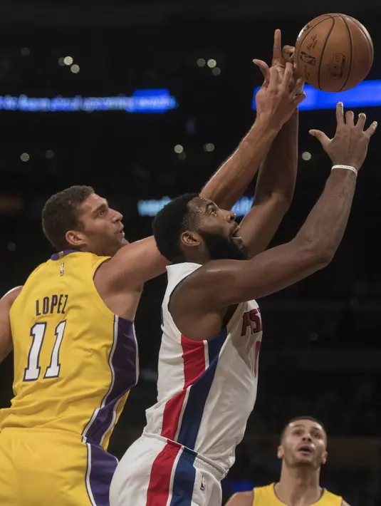 Pebasket Los Angeles Lakers, Brook Lopez, melakukan block kepada pebasket Detroit Pistons, Andre Drummond, pada laga NBA di Staples Center, California, Selasa (31/10/2017). Lakers menang 113-93 atas Pistons. (AP/Kyusung Gong)