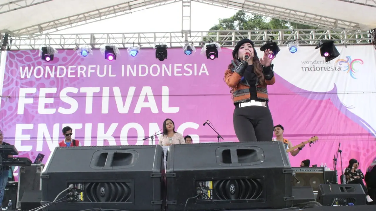 Jenita Janet Ajak Seru-Seruan di Festival Crossborder Entikong