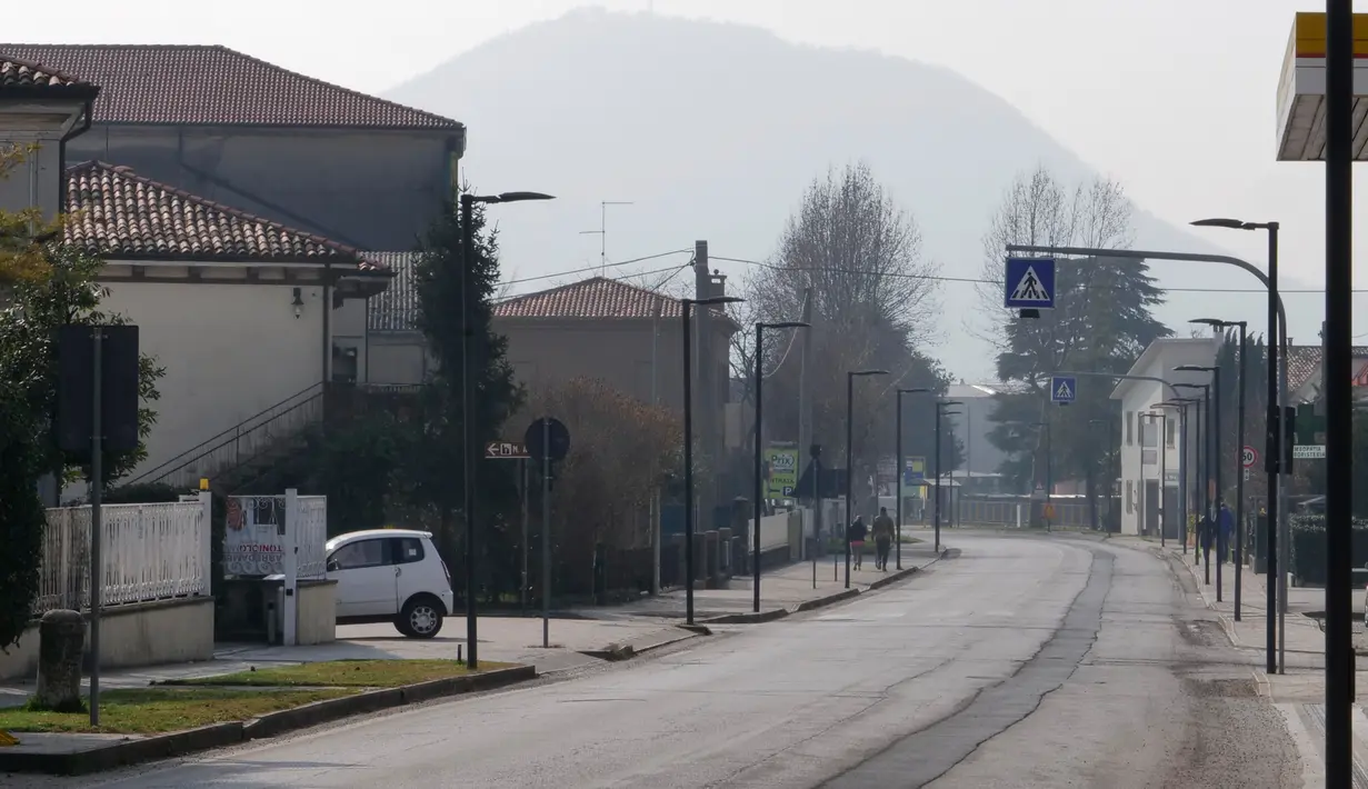 Pemandangan jalan utama di pusat cluster Veneto,  Vo 'Euganeo, Italia, Senin, 24 Februari 2020. Kota berpenduduk 3.500 orang tersebut dikarantina terkait virus corona atau COVID-19. (AP Photo/Andrea Casalis)