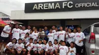 Momen Firman Utina Reuni dengan Trofi Copa Indonesia di Kantor Arema