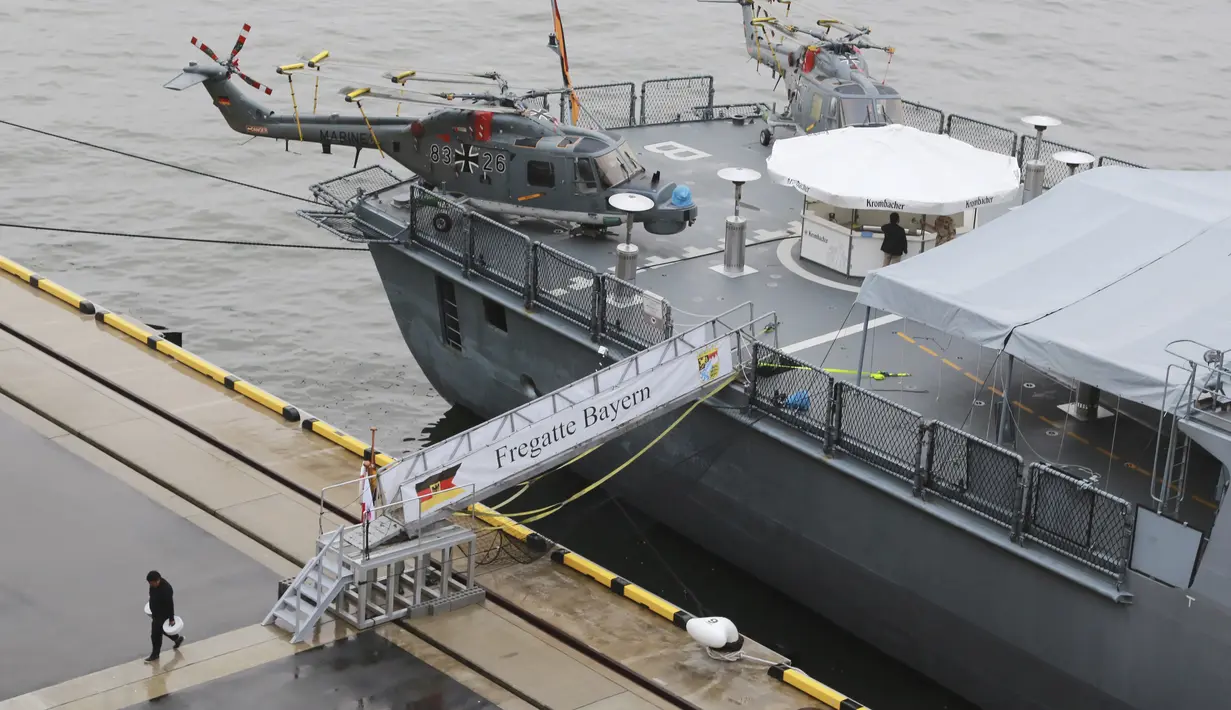 Kapal Fregat angkatan laut Jerman Bayern berlabuh di Terminal Kapal Pesiar Internasional di Tokyo, Selasa (9/11/2021). Ini adalah pertama kalinya terjadi sejak 20 tahun lalu kapal militer Jerman kembali memasuki Jepang. (AP Photo/Koji Sasahara)