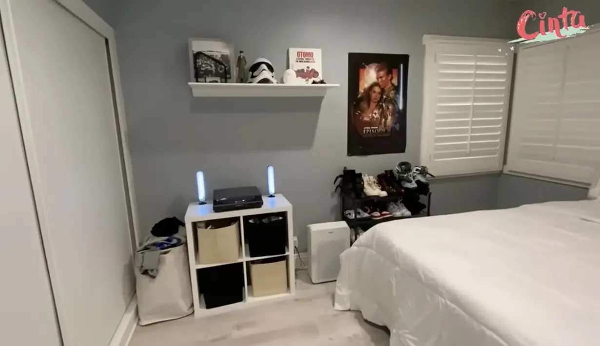 Masih disamping ranjang, terdapat rak sepatu hingga beberapa kotak sebagai tempat buku. Diatas rak sepatu ada poster Star Wars Episode II. [Youtube/Cinta]