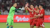 Kiper Timnas Indonesia, Emil Audero, merayakan keberhasilannya menggagalkan penalti Oman dalam laga uji coba internasional di Stadion Utama Gelora Bung Karno (SUGBK), Senayan, Jakarta, Jumat (5/6/2026). (Bola.com/Bagaskara Lazuardi)
