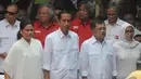 Pasangan Capres-Cawapres, Jokowi dan JK ditemani istri masing-masing saat deklarasi di Gedung Joang 45, Jalan Menteng Raya 31, Jakarta Pusat, Senin (19/05/2014) (Liputan6.com/Herman Zakharia).