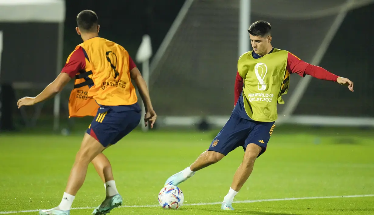 Penyerang Spanyol, Alvaro Morata menendang bola saat berlatih dengan rekan setimnya saat sesi latihan di Universitas Qatar, di Doha, Qatar, Selasa, 22 November 2022. Spanyol akan memainkan pertandingan pertamanya di Grup E Piala Dunia melawan Kosta Rika. (AP Photo/Julio Cortez)
