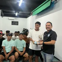 Chief Executive Officer (CEO) PSIS Semarang, Yoyok Sukawi, saat memberikan bonus berupa uang tunai sebesar Rp300 juta kepada sang kapten, Septian David Maulana, seusai menang atas RANS Nusantara FC. (DOK PSIS)