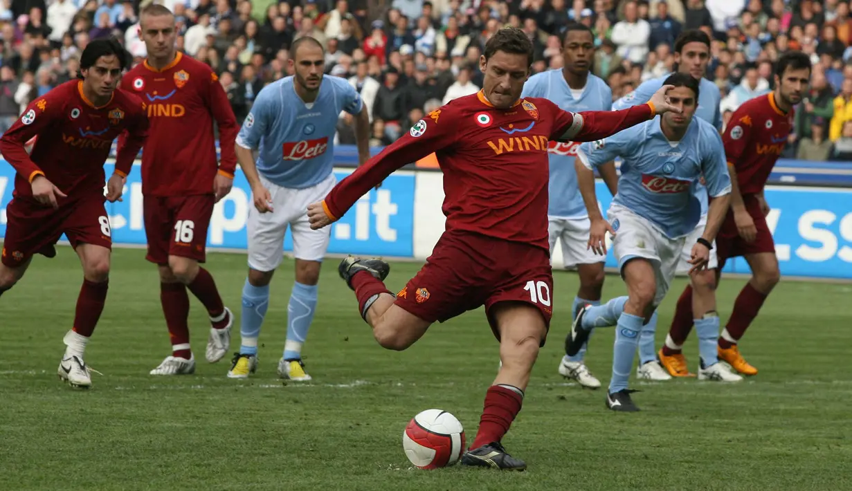 Francesco Totti pantas menyandang sebagai legenda AS Roma atas loyalitasnya selama ini. Ia telah membuat 618 penampilan di Liga Italia dengan mencetak 250 gol. Namun siapa sangka, Totti menjadi salah satu pemain yang sering gagal mencetak gol, yaitu sebanyak 18 kali. (AFP/Mario Laporta)