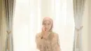 Model gamis tulle dengan aksen payet juga memberikan tampilan yang elegan di Hari Raya. Lihat saja penampilan Nina Zatulini ini. (Instagram/ninazatulini22).