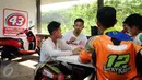 M Fadli Imammudin berbagi ilmu dengan anak didiknya di Sentul Internasional Karting Sirkuit, Bogor, Rabu (23/2). 43 racing school adalah sekolah balap motor yang ia dirikan pada 10 Oktober 2016. (Liputan6.com/Helmi Fithriansyah)