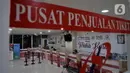 Aktivitas petugas layanan tiket PO bus AKAP saat menunggu calon pembeli di Terminal Terpadu Pulogebang, Jakarta, Rabu (10/6/2020). Petugas loket PO bus AKAP di Terminal tersebut masih tetap merasakan sepi pembeli meski operasional kembali normal sejak Minggu (7/6). (merdeka.com/Iqbal S. Nugroho)