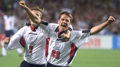 Michael Owen hingga kini masih tercatat sebagai pemain Timnas Inggris dengan dua rekor sekaligus yang dicatatkannya di Piala Dunia 1998. Rekor tersebut adalah sebagai pemain termuda dan sebagai pencetak gol termuda Timnas Inggris di ajang Piala Dunia. Mau lihat aksi-aksinya di Piala Dunia 1998 tersebut? Ini dia beberapa momennya. (AFP/Jacques Demarthon)