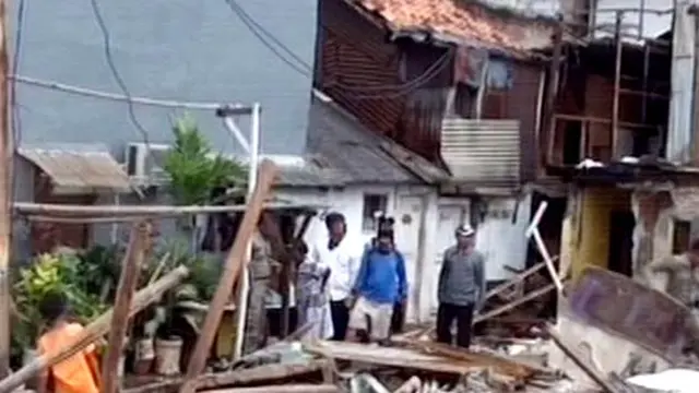 [VIDEO] Meski Diganti Rugi, Korban Sentiong Mengaisi Sisa Gusuran