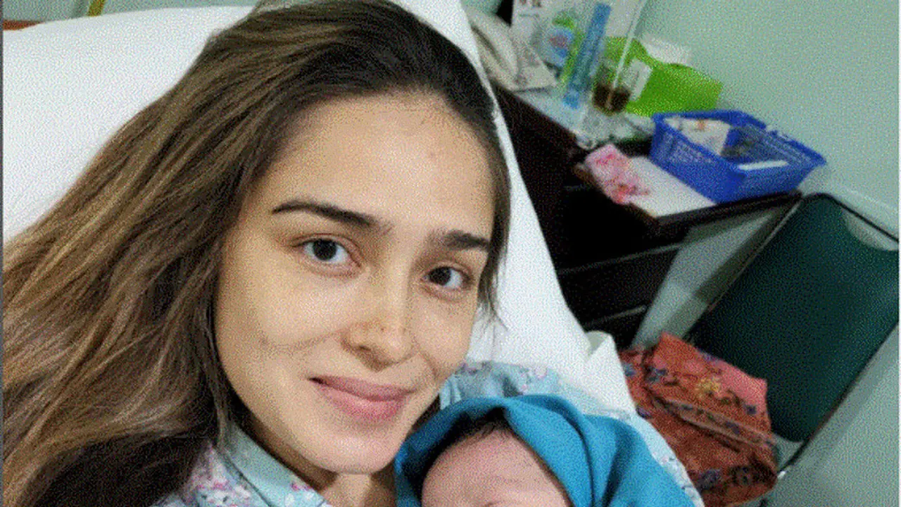 Yasmine Wildblood Melahirkan anak ketiga