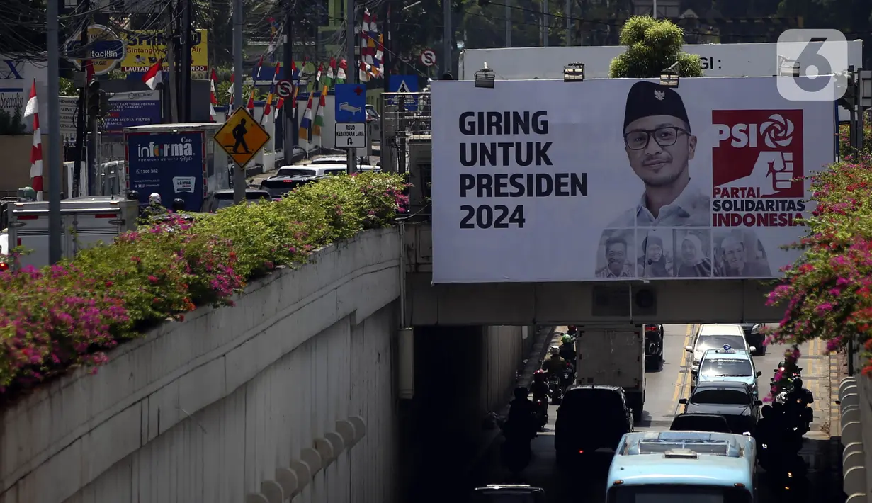 Baliho Plt Ketua Umum Partai Solidaritas Indonesia Giring Ganesha bertuliskan "Giring Untuk Presiden 2024" terpampang di Jalan Arteri Pondok Indah, Jakarta, Kamis (27/8/2020). Giring menyatakan siap bertarung dalam pemilihan presiden (pilpres) 2024. (Liputan6.com/Johan Tallo)