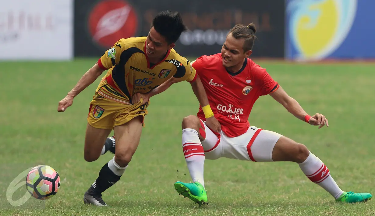 Bek Persija, M Rezaldi Hehanusa (kanan) berebut bola dengan pemain Mitra Kukar di lanjutan Liga 1 Indonesia di Stadion Patriot Candrabhaga, Bekasi, Minggu (14/5). Laga kedua tim berakhir imbang 1-1. (Liputan6.com/Helmi Fithriansyah)