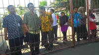 Beragam ekspresi para guru melihat siswa siswi SMAN 1 Semarang berunjukrasa di gerbang sekolah. (foto: Liputan6.com / edhie prayitno ige)